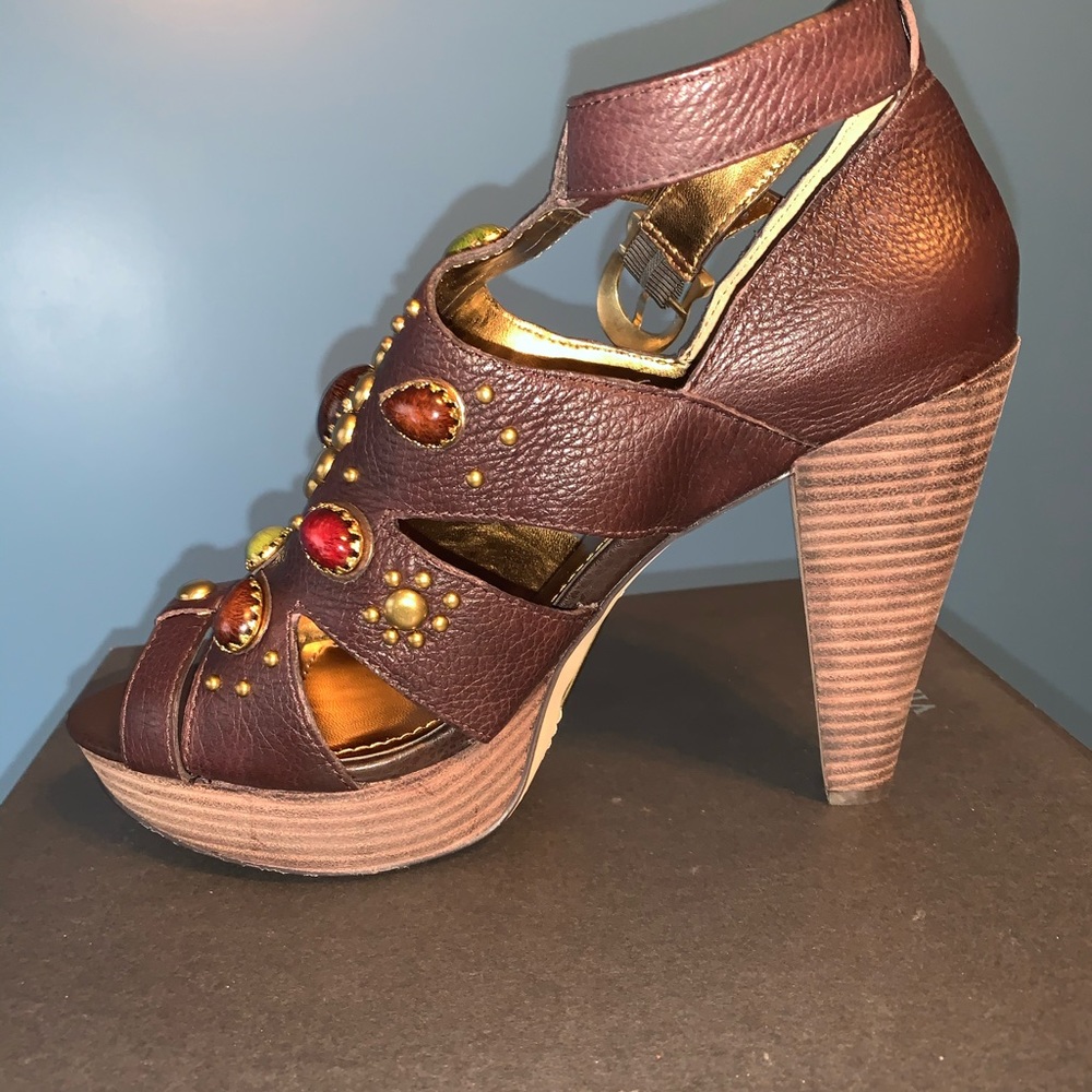 Vince Camuto Platform Sandals with stones & studs - Picture 4 of 5